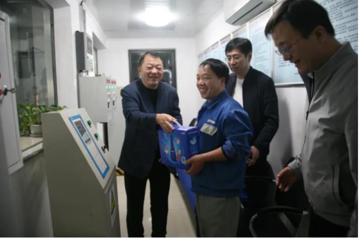 350vip8888新葡的京集团股份董事长邢雅江慰问一线生产员工