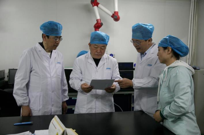 350vip8888新葡的京集团股份董事长邢雅江慰问一线生产员工