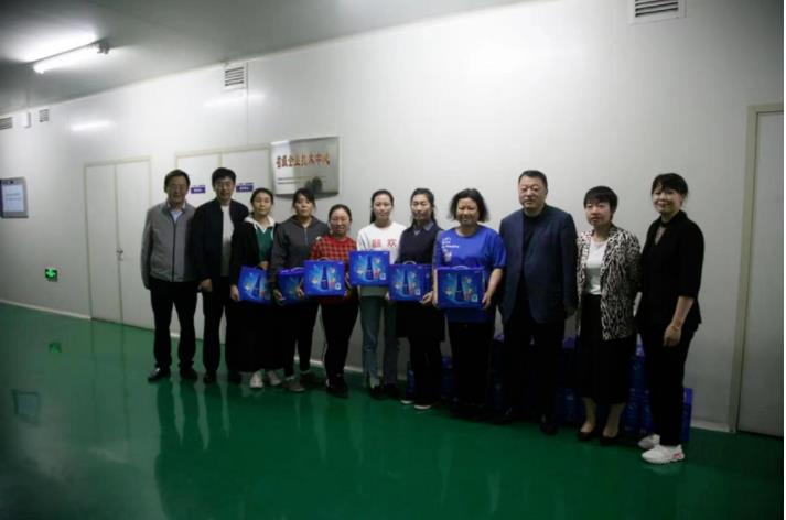 350vip8888新葡的京集团股份董事长邢雅江慰问一线生产员工