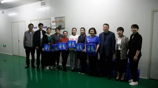 350vip8888新葡的京集团股份董事长邢雅江慰问一线生产员工